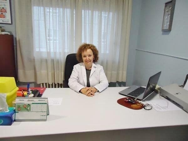 Dra. Susana Varela Losada en su consulta de alergología en Ourense
