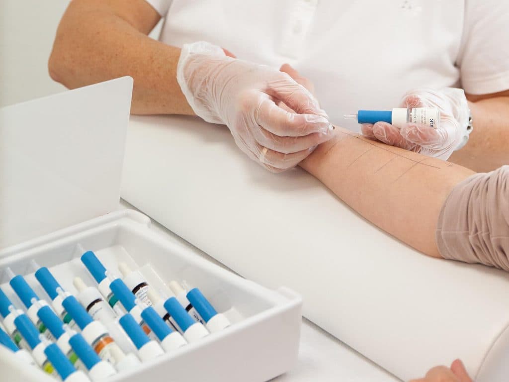 Pruebas de alergia realizadas a un paciente en la consulta de Ourense